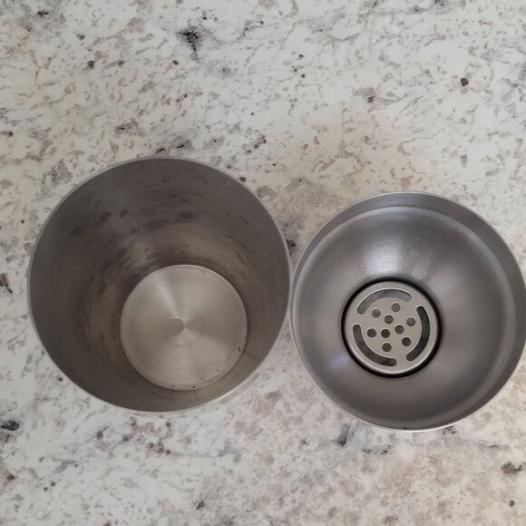 Vintage Stainless Steel 18-8 Cocktail Shaker With Built-In Strainer & Lid - Picture 7 of 10